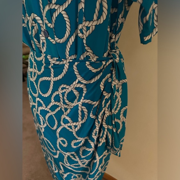 Vintage Diane Von Furstenberg Silk Blue and White wrap dress - Picture 5 of 9